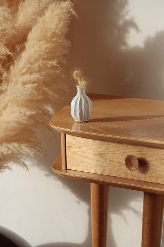 Image 1 of Massief eikenhouten consoletafel met driepootframe – Vintage & gerestaureerd