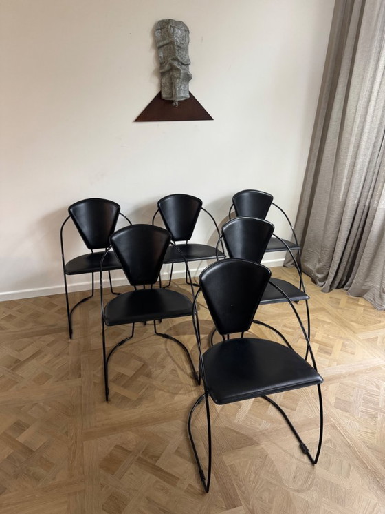 Image 1 of Set van 6 moderne Italiaanse stoelen van zwart metaal en leer, jaren 80