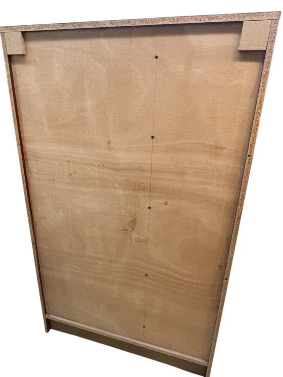 Image 1 of Armario para armas de mediados de siglo con capacidad para 5 armas largas y diversos accesorios de diseño clásico.