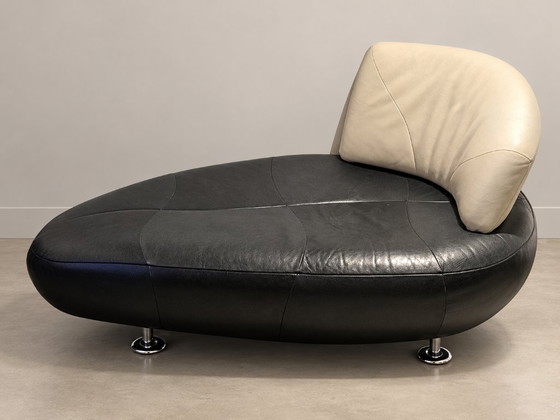 Leolux Kikko chaise longue, black/cream leather, Hugo de Ruiter, Multi Color (photo 2 of 5)