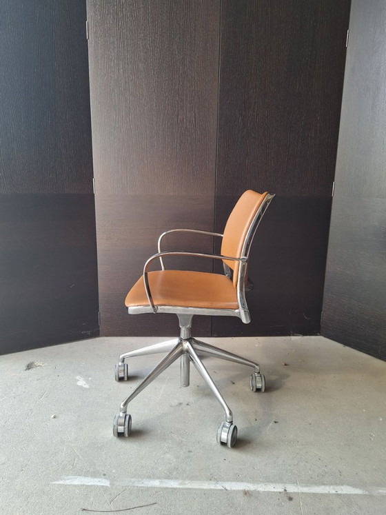 Sedia STUA Gas Cognac di Jess Gasca – Sedie girevoli, Leather, Aluminium (photo 3 of 6)