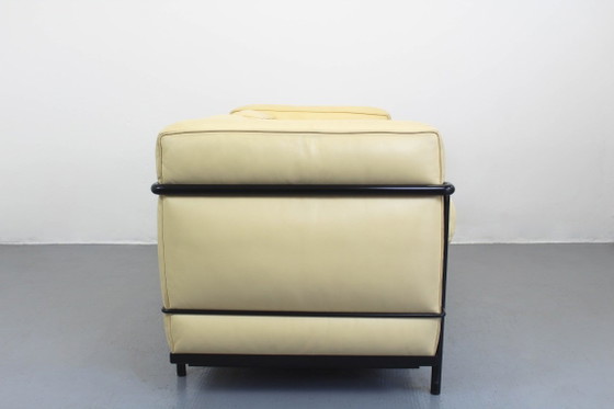 LC2 Cassina 2-zitsbank, crèmekleurig leer, Le Corbusier Perriand Jeanneret, icoon van mid-century modern (photo 4 of 10)