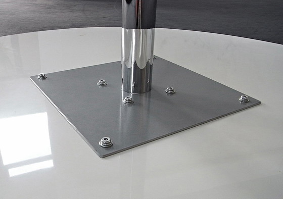 Image 1 of Tavolo da pranzo rotondo con piano bianco lucido su struttura Tulip in cromo, 120 cm (non Saarinen/Knoll)