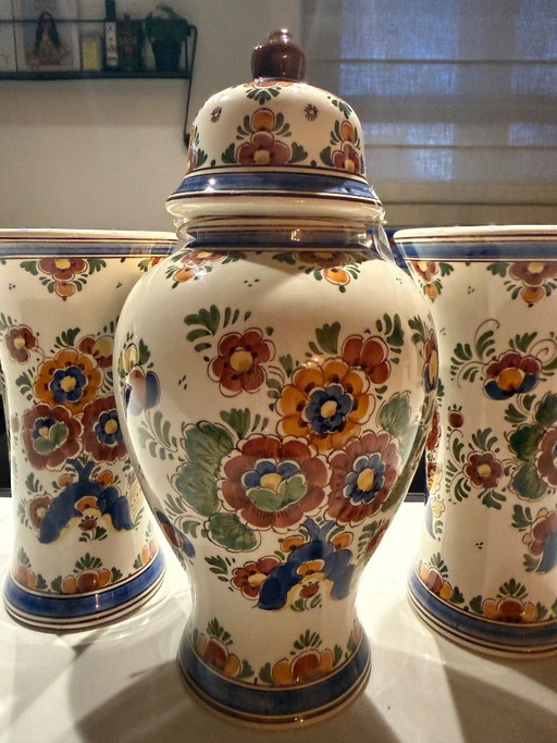 Three-Piece Hand-Painted Delft Polychrome Cabinet Set in Excellent Condition – vazen, Ceramic