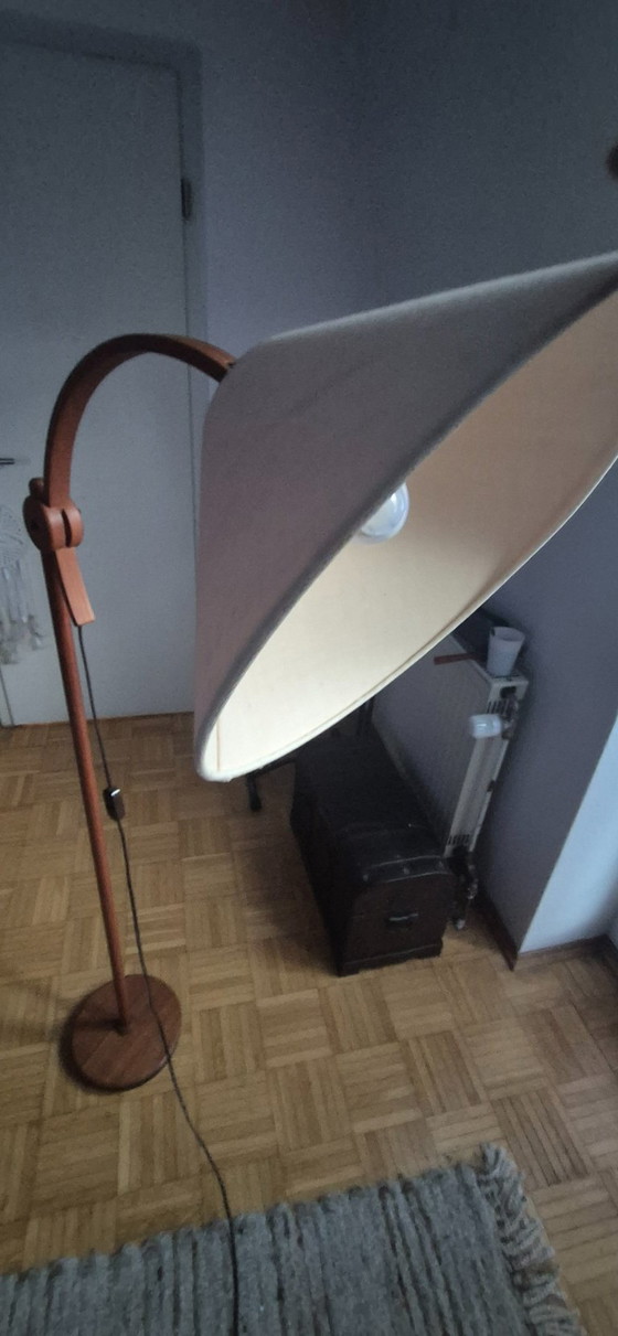 Image 1 of Schöne Teak - Stehlampe in wunderbarem dänischem, skandinavischen Design. Hersteller Domus in den 60er/70er Jahren. Ausführung G