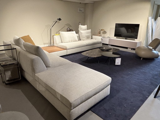 Configuración modular de esquina Jori Tigra Divanbase desde 17.000 € hasta 9.850 €.