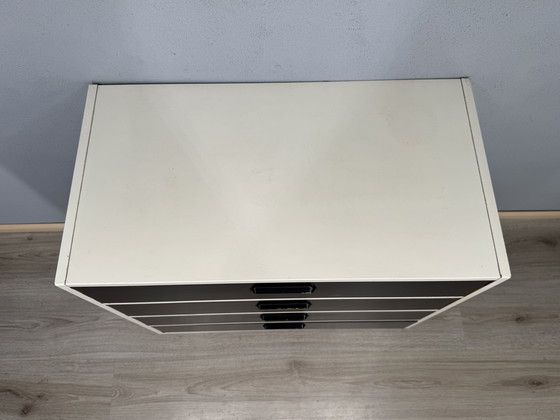 Image 1 of Vintage ladekast in zwart-wit contrast