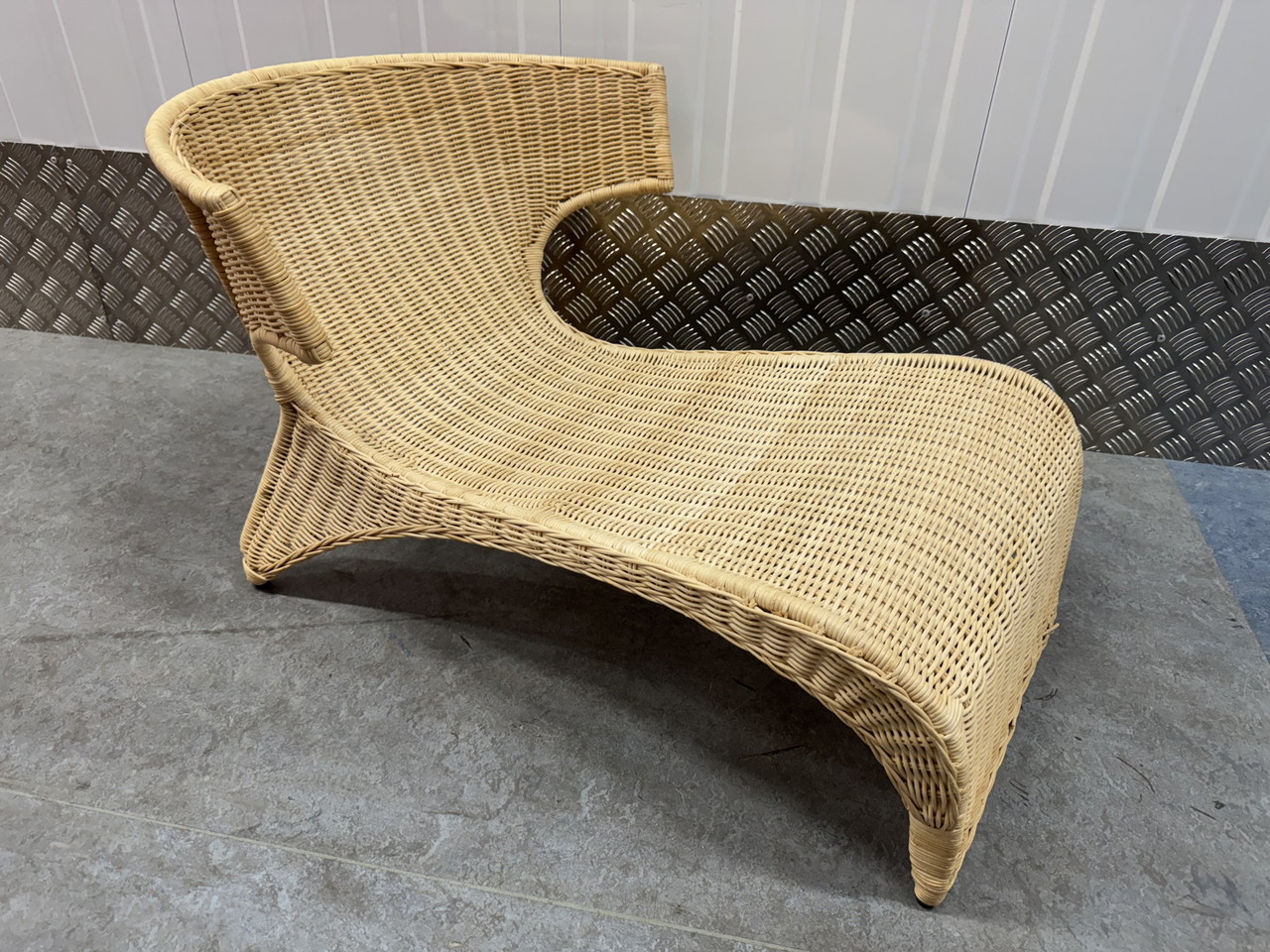 Sedia lounge in rattan della collezione PS di IKEA, disegnata da