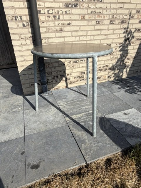 Image 1 of Table de jardin ronde fabriquée à partir de matériaux d'avions recyclés | Ø 70 cm | Hauteur 70 cm