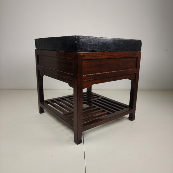 Rare brique d'or impériale chinoise (Jīn Zhuān) sur une table d'exposition en bois réalisée sur mesure. (photo 11 of 16)