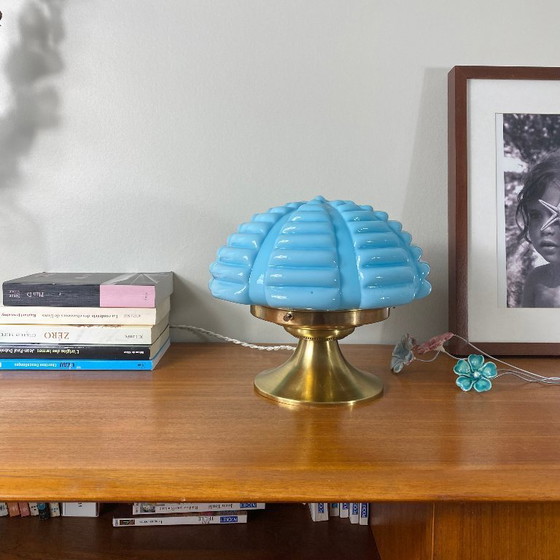 Image 1 of Vintage Art Deco Modernistische lamp van blauw opaalglas en messing.