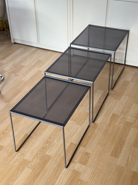 Image 1 of Ensemble de 3 tables gigognes vintage postmodernes en acier perforé, années 1980