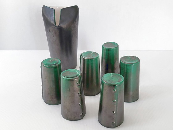 Image 1 of Karaf en 6 vintage glazen uit de jaren 60, zwart parelmoer keramiek met metallic look, gesigneerd.