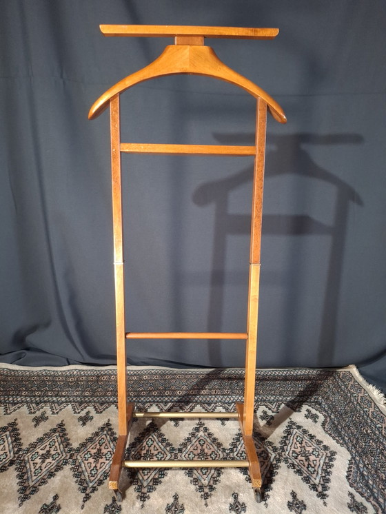 Image 1 of Perchero de madera con ruedas