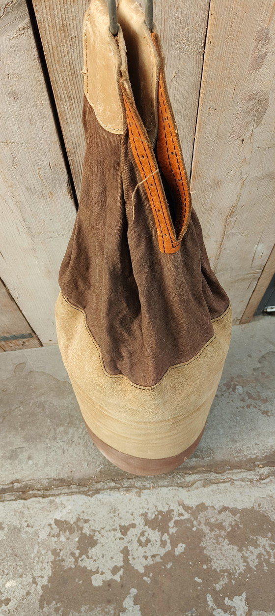 Image 1 of Sacco da boxe vintage in pelle nabuk anni '50, caverna maschile