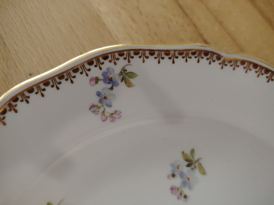 Image 1 of 4 vintage Meissen porseleinen taartschalen met bloemmotief en gouden rand.