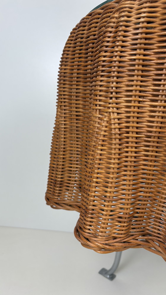 Image 1 of Table d'appoint en rotin avec nappe et draperie fantôme en osier