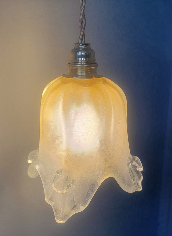 Image 1 of Lampada a sospensione vintage in Murano dalla forma a campana morbida e ondulata.
