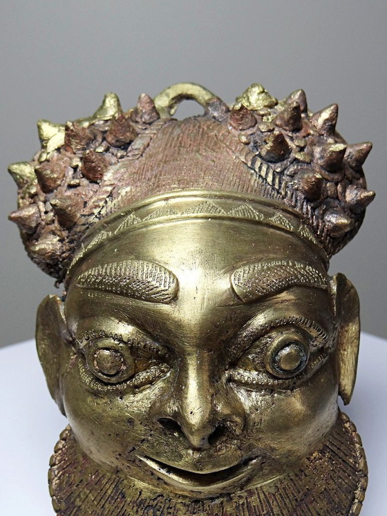 Image 1 of Pequeña máscara Oba de bronce dorado procedente de Bamoun, Camerún, África antigua