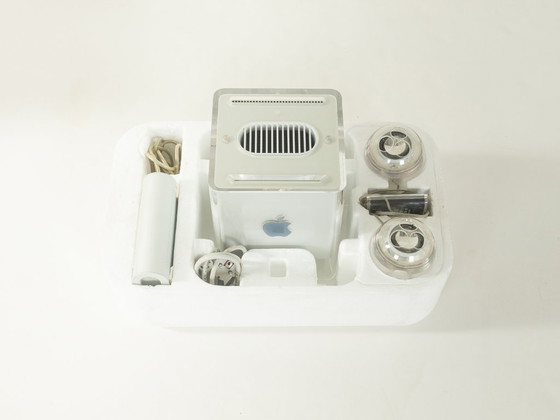 Image 1 of Power Mac G4 Cube et écran Studio 17 pouces, Apple, années 2000, vintage