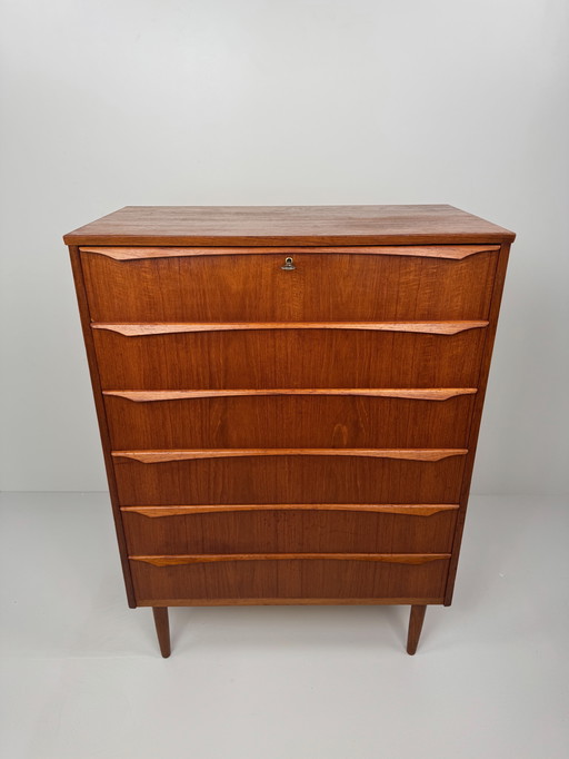 Danish Teak Chest of Drawers – Mid-Century Modern with Sculpted Handles