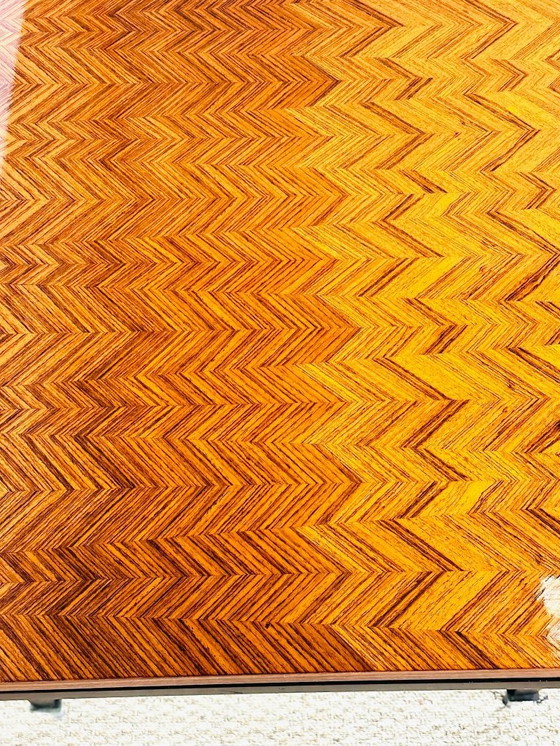 Image 1 of Table à manger art déco en marqueterie à chevrons vernie avec rallonges, 1940