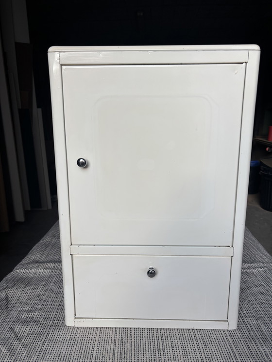 Image 1 of Armadietto dei medicinali in metallo vintage