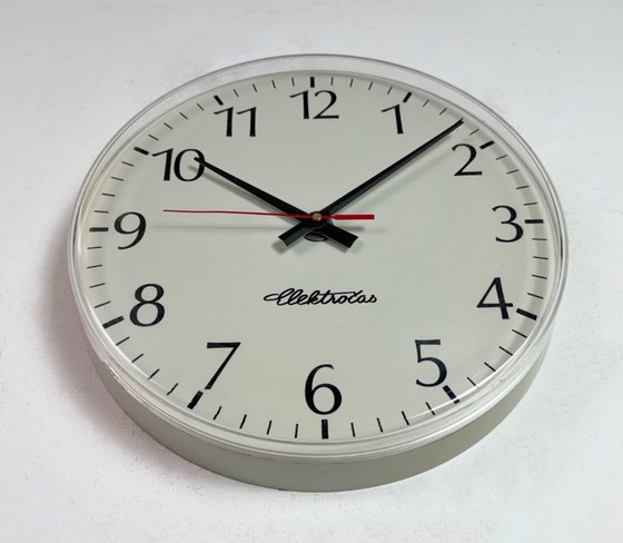 Image 1 of Vintage kantoorwandklok van Elektročas, jaren 90.