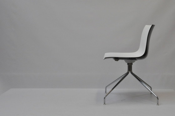 Image 1 of Sedie girevoli Arper Catifa 46 – set da 4 – scocca bianca e nera + base cromata