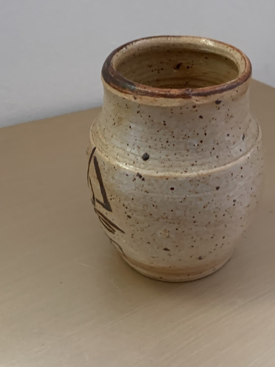 Vase en grès au décor du mythique dériveur Olympique 470 – Objets déco, Ceramic (photo 3 of 11)
