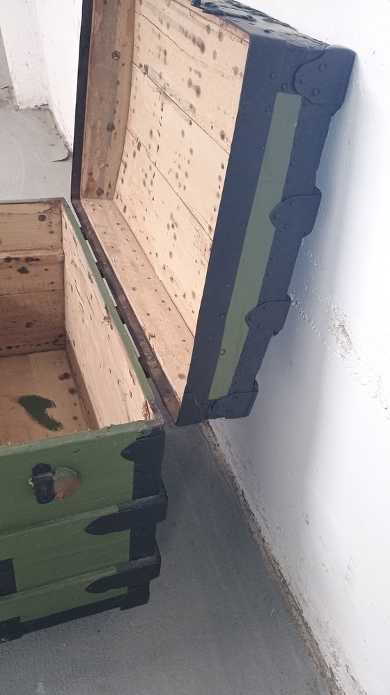 Image 1 of Vieux coffre avec ferrures en métal noir