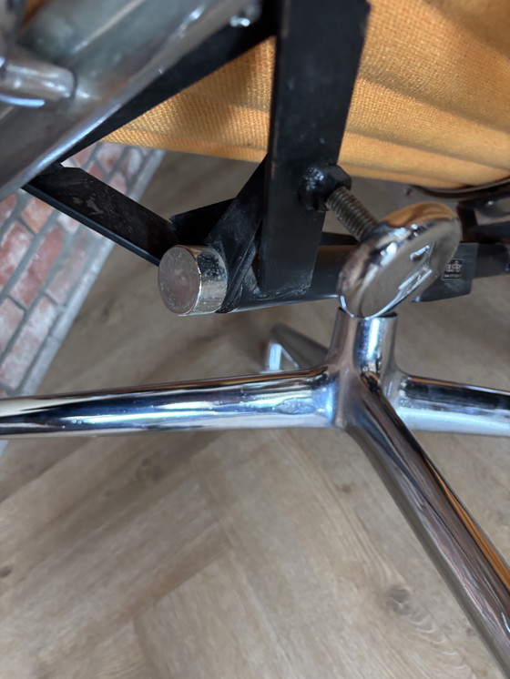 Image 1 of Herman Miller Eames EA 124 Lounge Chair - Arancione, Cromato