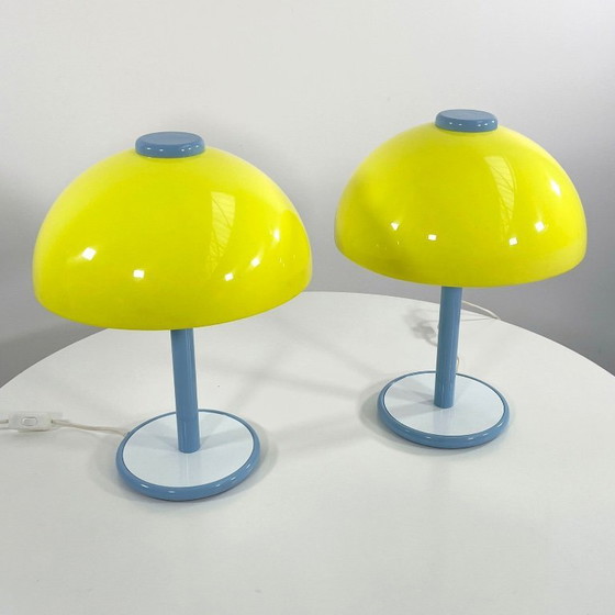 Image 1 of Blauwe en gele postmoderne tafellamp van metaal en kunststof, jaren 80