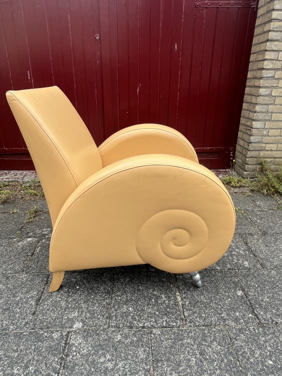 Image 1 of Fauteuil sculptural rare « Escargot » – Cuir jaune – Style Art déco

