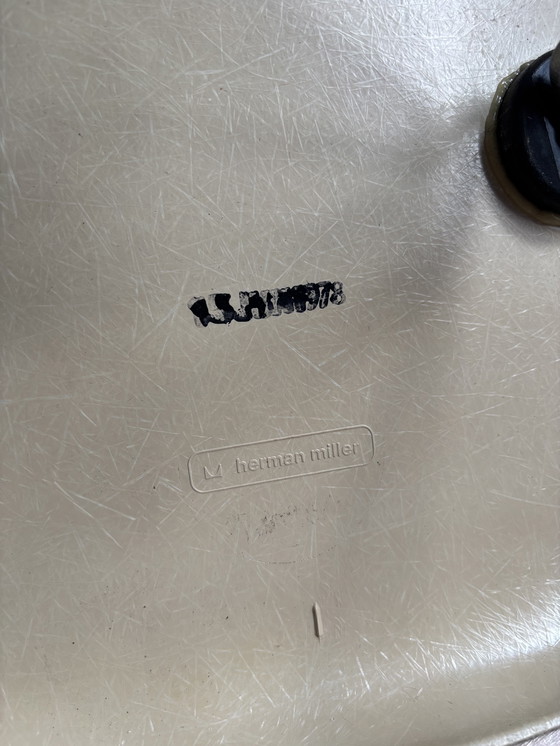 Image 1 of 2x Eames Miller Vitra DSR glasvezel side chairs – parchment