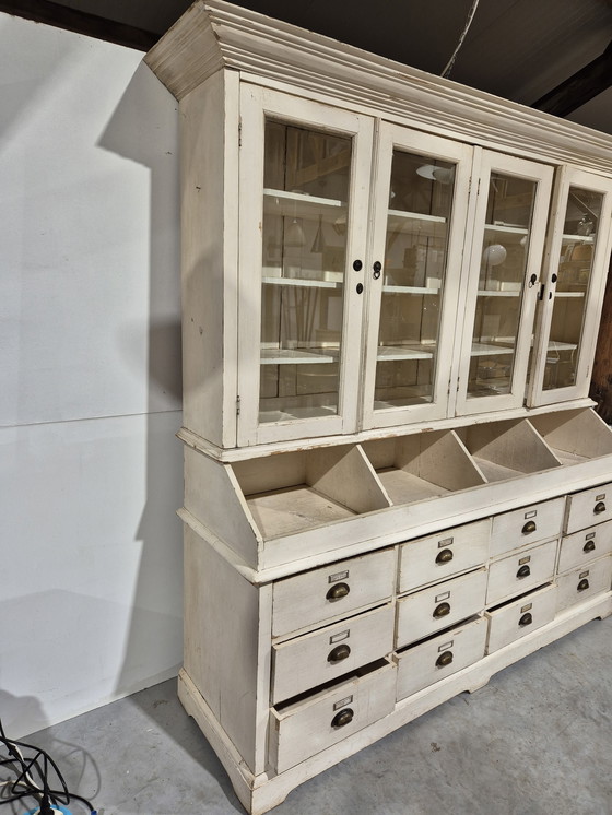 Image 1 of Vecchia credenza rurale in pino con vetri tagliati