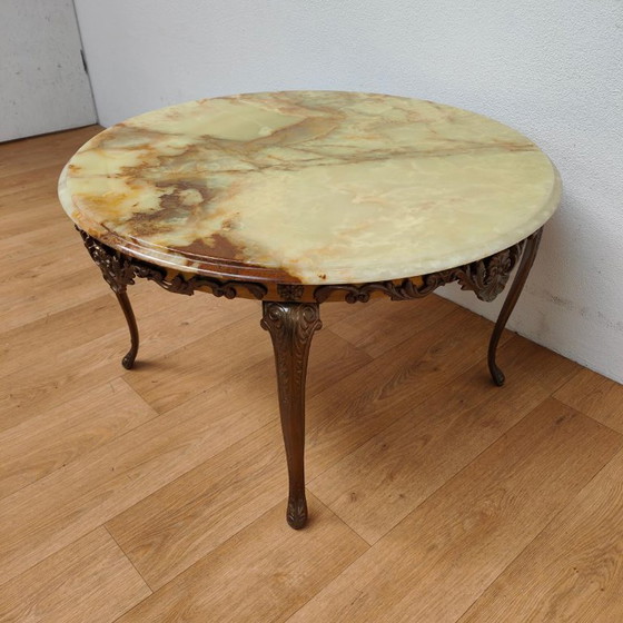 Table basse ronde de style Régence, en laiton avec plateau en marbre onyx. – Tables basses, Marble, Brass (photo 4 of 10)