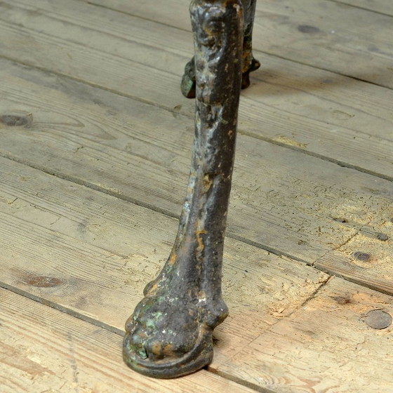 Image 1 of Mesa de jardín de hierro fundido con tablero de pino.