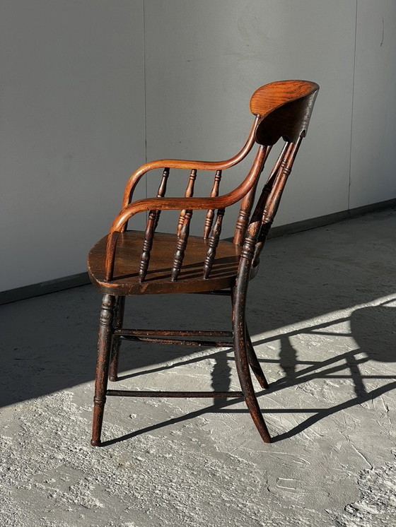 Image 1 of Fauteuil Windsor vintage en bois tourné et sculpté