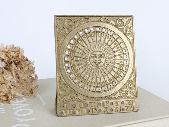 Calendrier perpétuel de table en laiton antique avec motif solaire et zodiaque – Objets déco, Brass (photo 12 of 12)