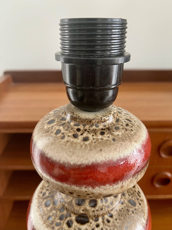 Image 1 of Mid Century Fat Lava Lampe vintage rot bruin Tischlampe Stehlampe Keramikfuß 49 cm hoog