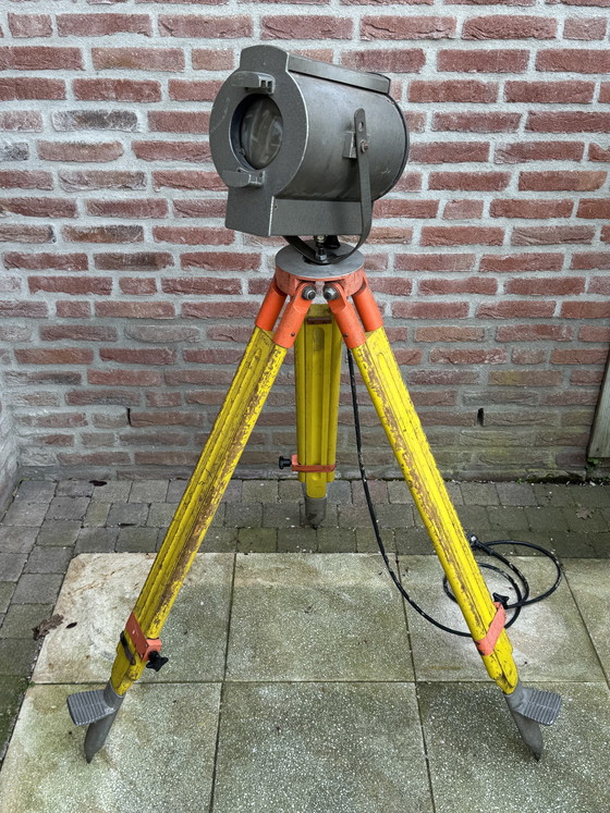 Image 1 of 💡 Lampadaire industriel chargé d'histoire | La précision suisse rencontre l'éclairage scénique néerlandais