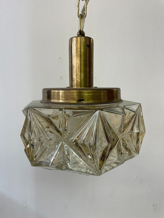 Image 1 of Suspension vintage en laiton et verre ambré