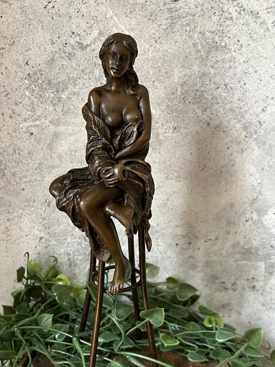 Image 1 of Bronzestatue einer Dame auf einem Stuhl mit einem Apfel