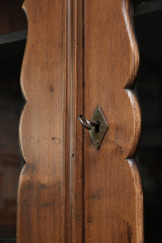 Belle armoire d'angle hollandaise pratique en vieux pin avec de beaux détails et une très belle patine (photo 8 of 12)