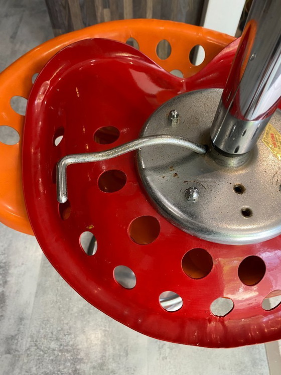 Image 1 of Auténtico taburete rojo para tractor, con diseño de cortacésped giratorio ajustable, de Etienne Fermigier Mirima, 1970.