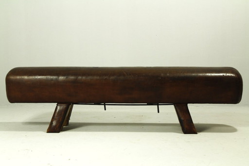 Banco de gimnasio vintage de cuero con forma de caballo con arcos, década de 1940.