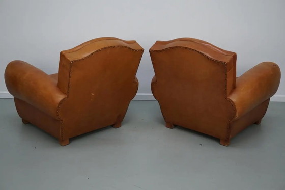 Image 1 of Ein Paar französischer cognacfarbener Ledersessel mit schnurrbartförmigen Rückenlehnen, 1950er Jahre