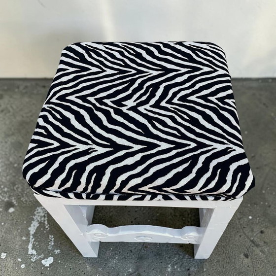 Set van 3 antieke Portugese massief houten krukken met zebraprint bekleding. – Kuipstoelen, Textile, Wood (photo 10 of 17)