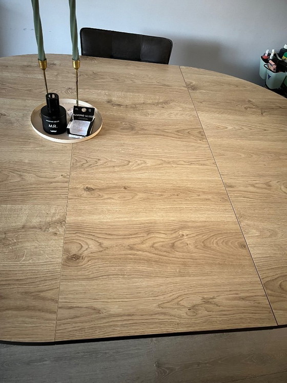 Image 1 of Extendable table for 4-6 people